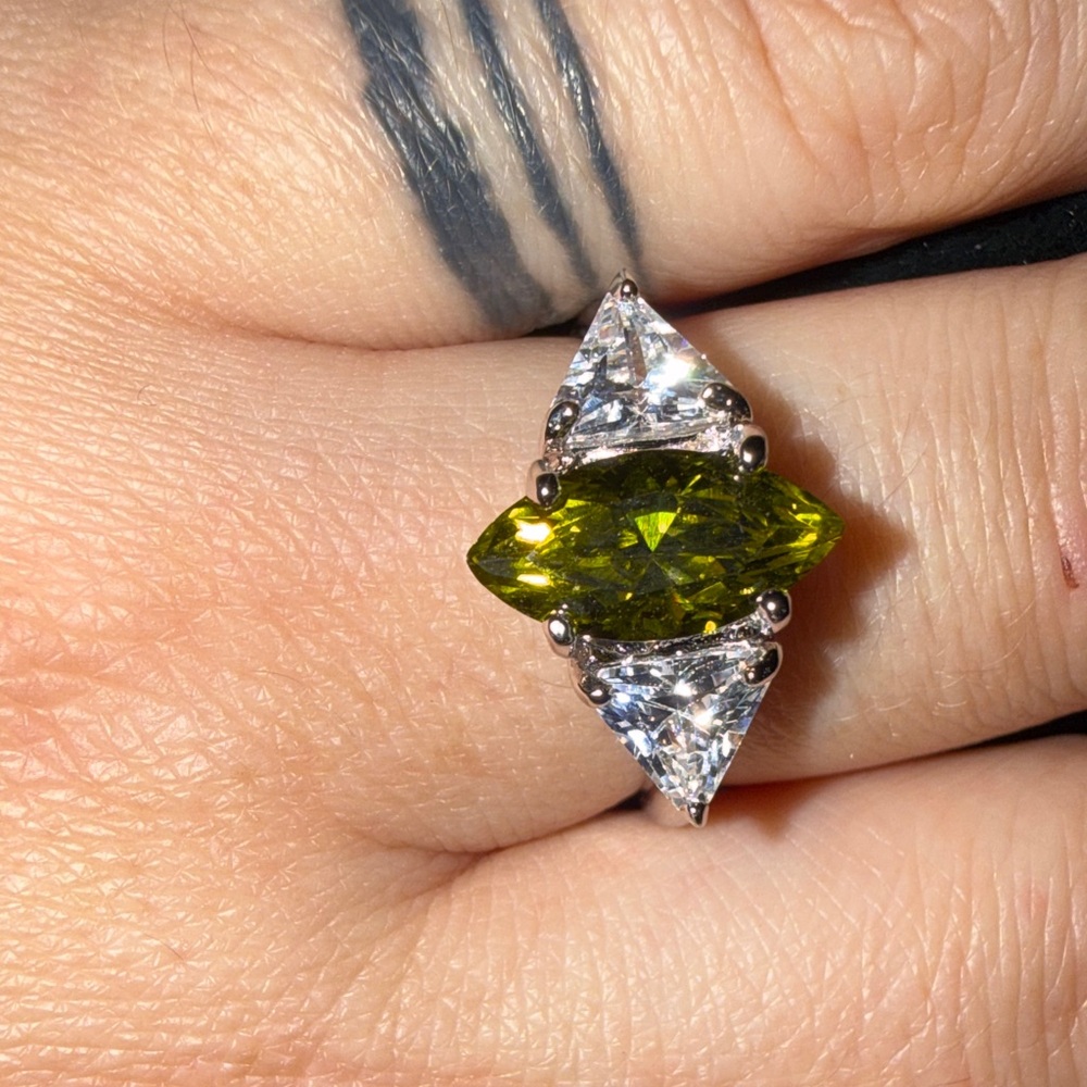 Elegant Green Peridot  and sterling Silver Women's Ring